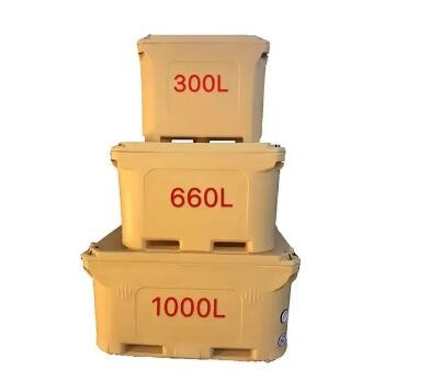 Container de transporte de alimentos amarelo isolado por cabo de borracha com rodas de paletes de fundo